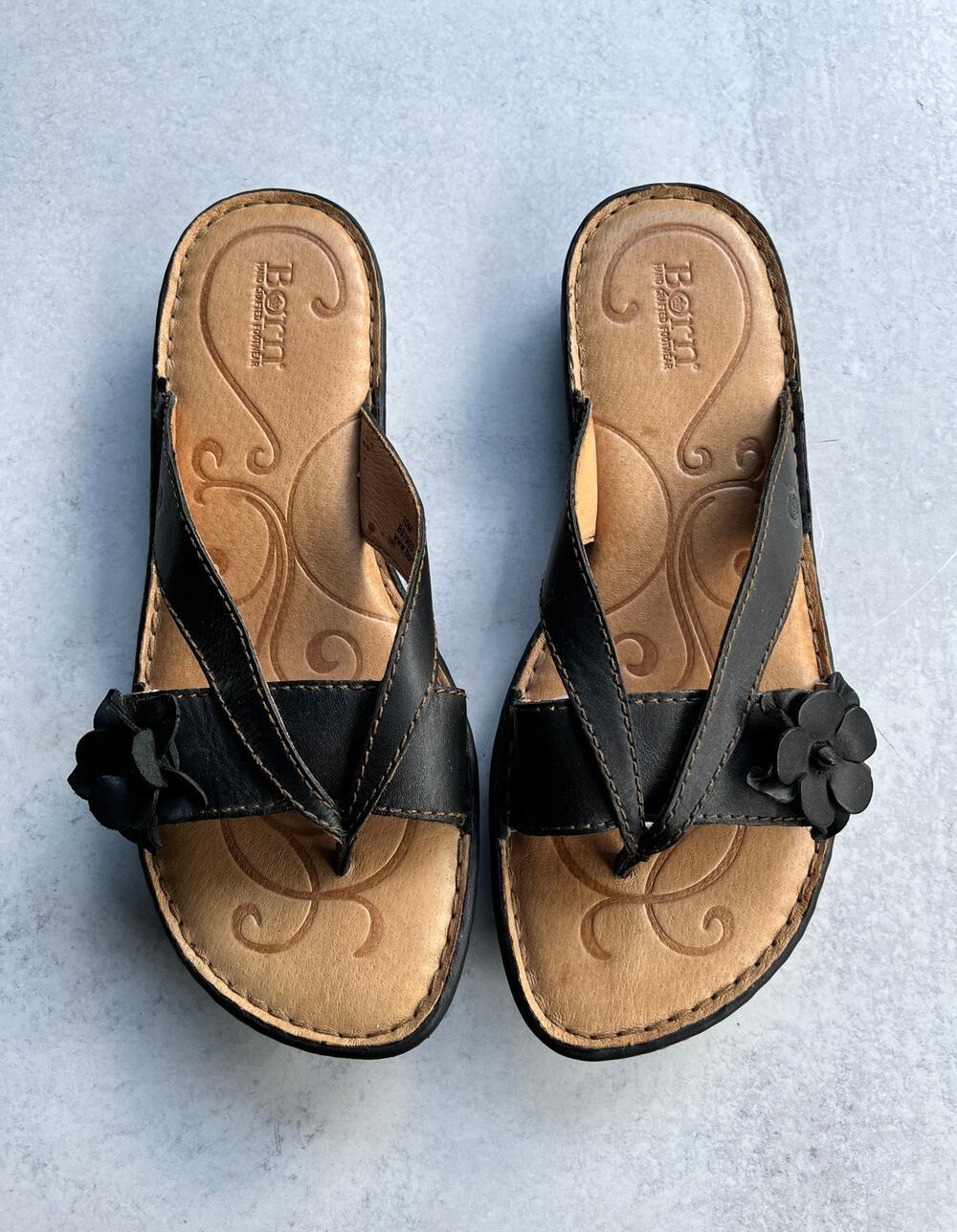 BORN Black Leather Floral Thong Flip Flop Sandals sz 10